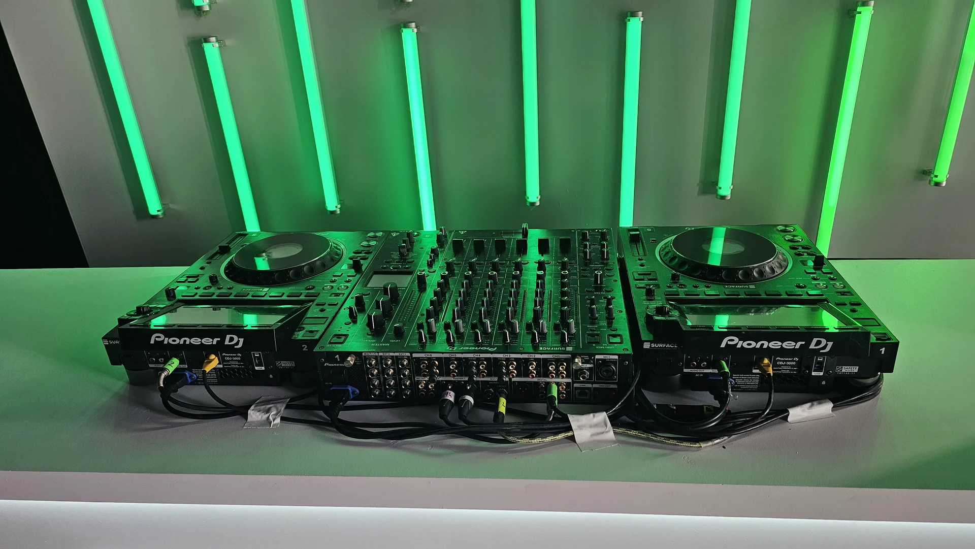 Consola de DJ y sistema de iluminación dos A