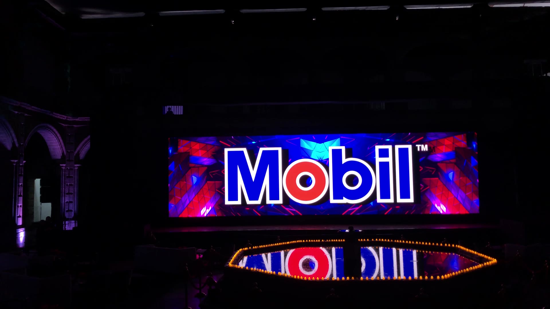 Logotipo Mobil revelado en pantalla LED gran formato, reflejado en escultura LED